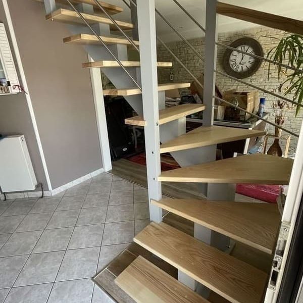 Escalier moderne avec limon central