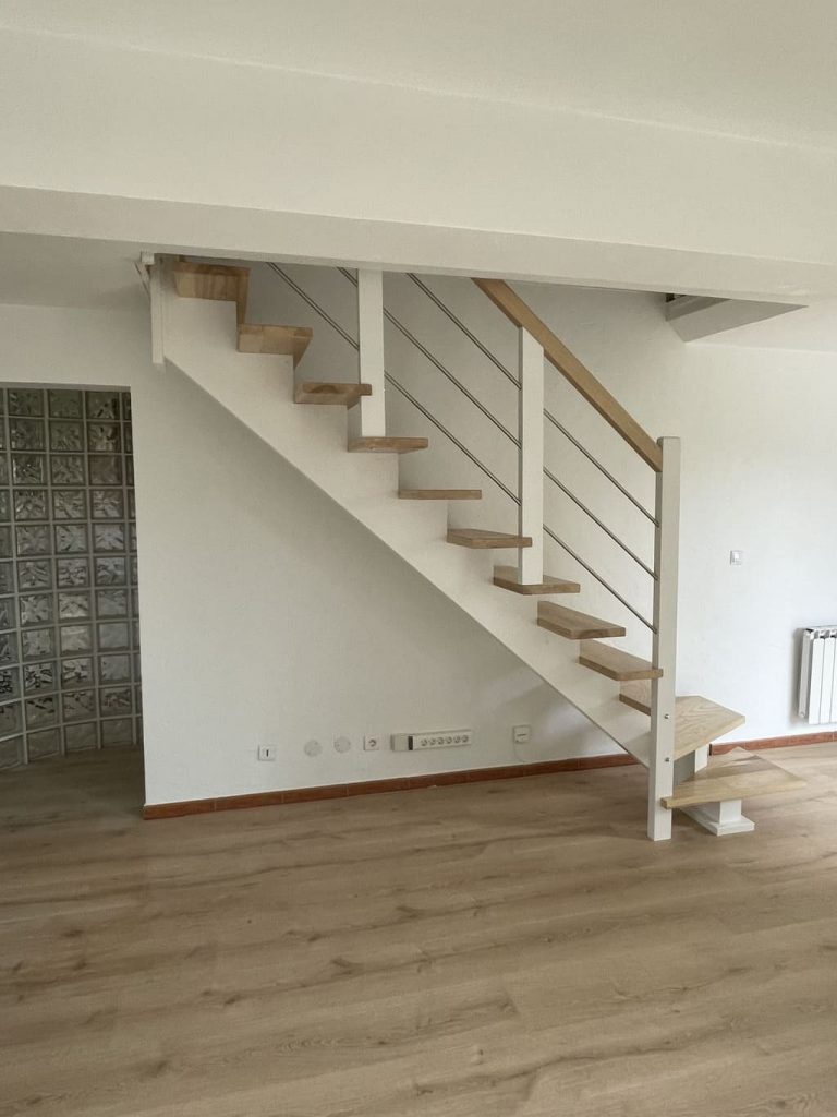 Escalier en bois avec rampes, limon central blanc quart tournant en frêne, dans une maison
