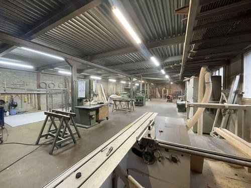 Atelier de menuiserie avec toute les machine pour la fabrication d’escalier sur mesure en bois