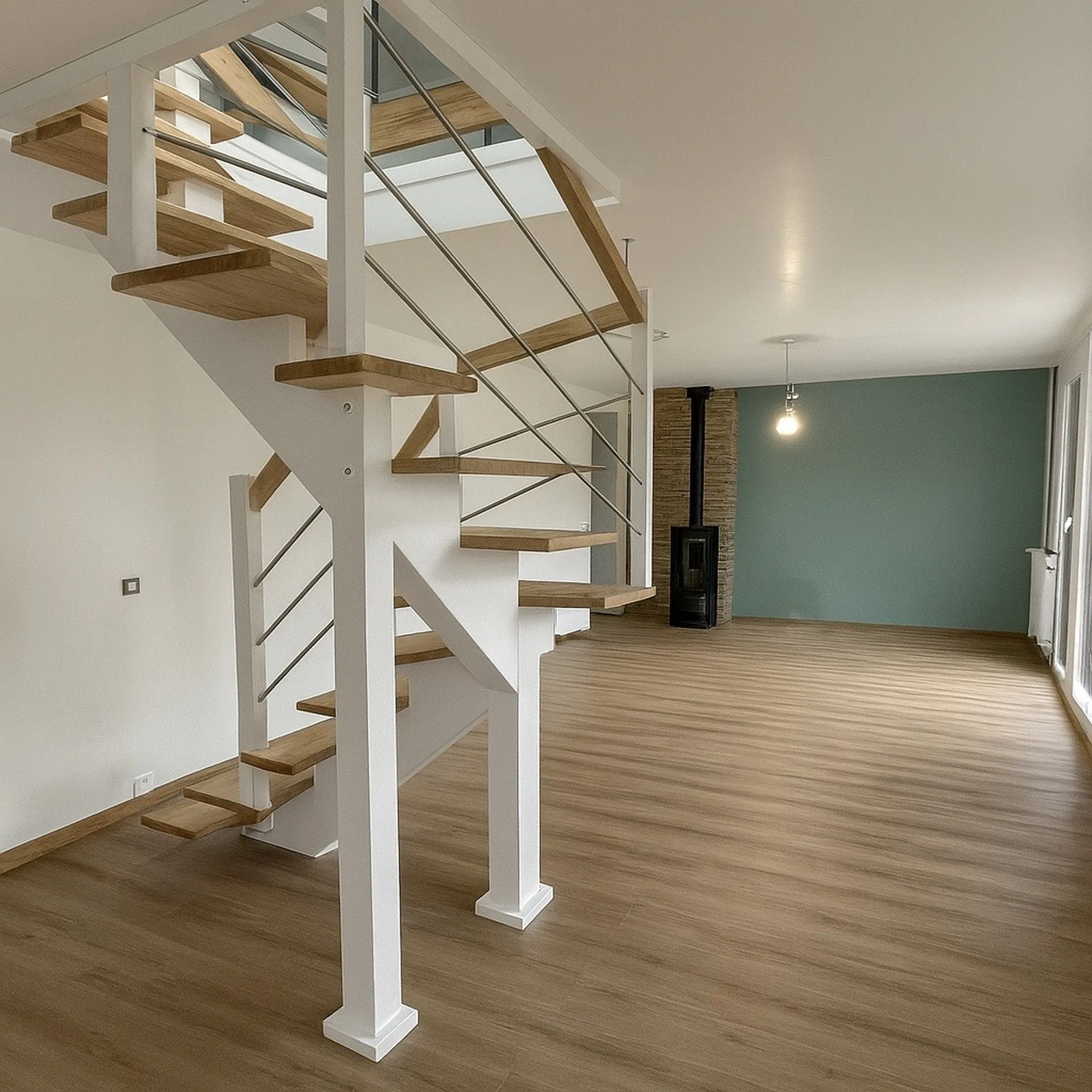 Escalier en bois limon central design contemporain fabriqué sur mesure à Franqueville-Saint-Pierre dans l’Eure