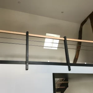 Garde-corps en bois et métal avec câbles inox, fabrication sur-mesure par AF Bois.