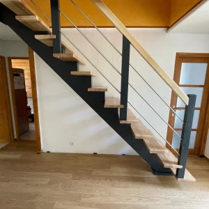 Escalier à limon central en bois et effet métal fabriqué sur-mesure par AF Bois près d’Évreux.