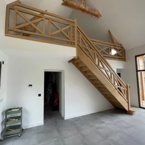 Escalier traditionnel en chêne avec garde-corps croisé, fabriqué sur-mesure par AF Bois.