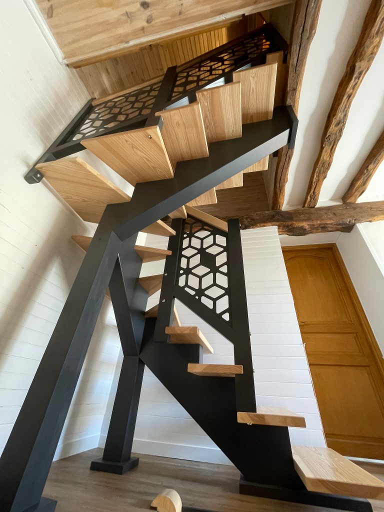 Détail des marches en bois massif sur escalier à limon central fabriqué sur mesure à Louviers