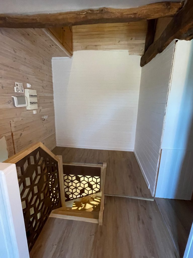 Escalier à limon central avec marches en bois massif réalisé sur mesure à Louviers par A.F Bois