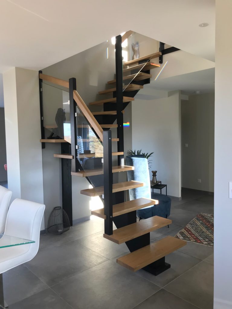 Escalier à limon central en bois peint avec marches en frêne fabriqué à Évreux