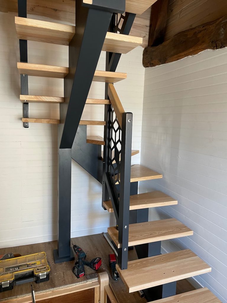 Détail du garde-corps métallique découpé sur escalier à limon central réalisé à Louviers